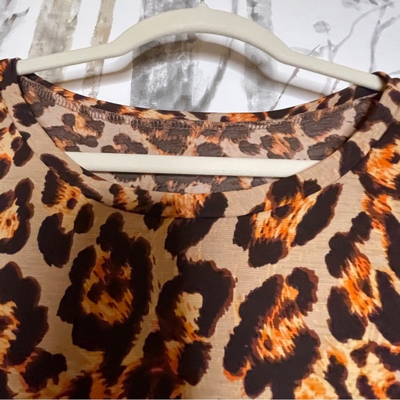 Striking women’s plus size top no label. P2P: 23.6” Length- Front: 33”Back: 35” - Picture 5 of 7